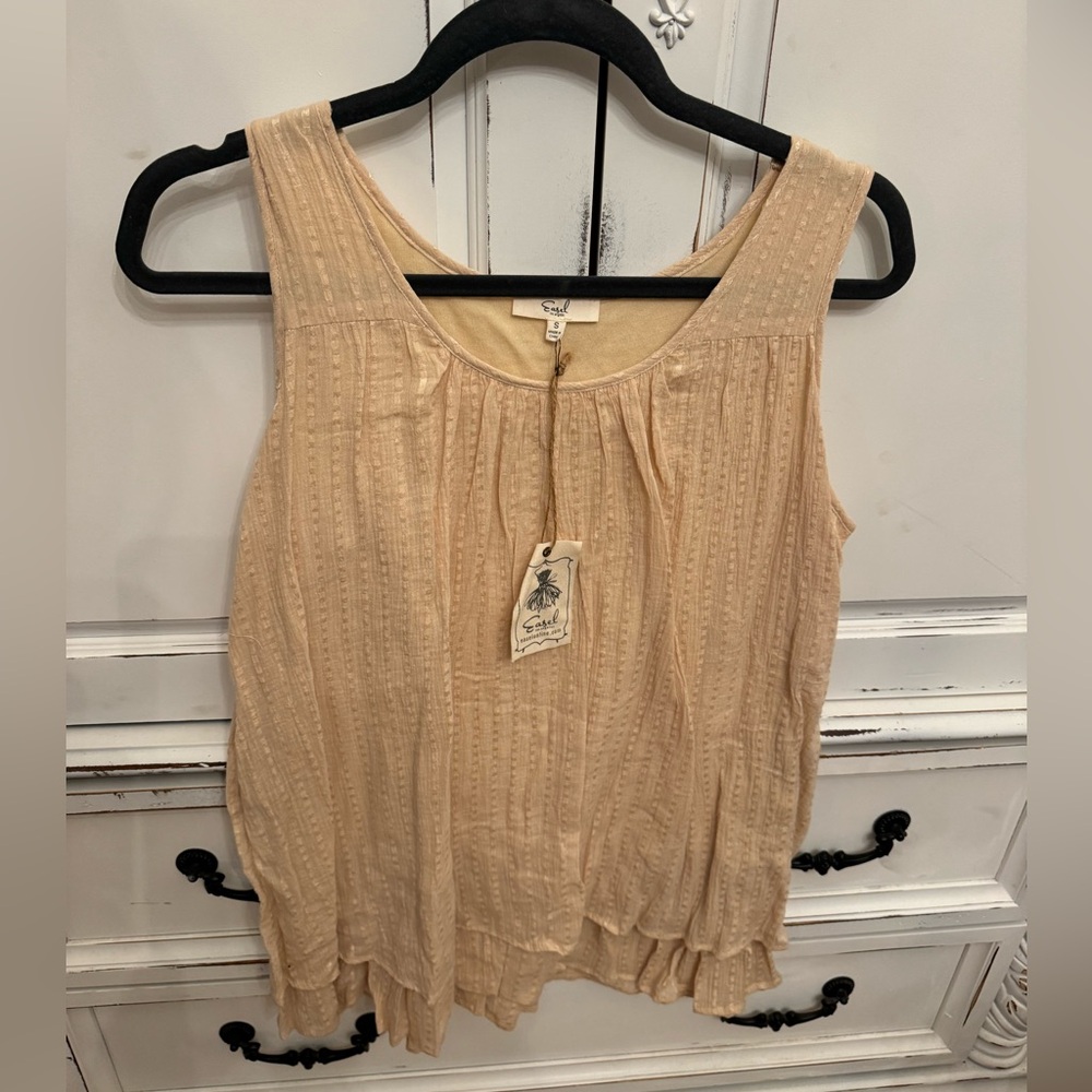 NWT women’s size small Easel top